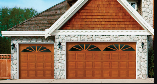 Garasi dengan Pintu Kayu Berukir Tradisional